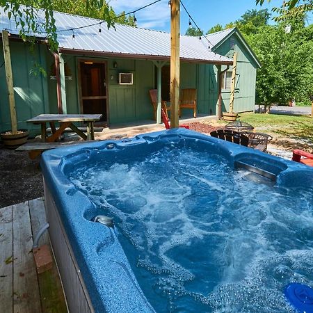 Steps From Downtown Pigeon Forge Parkway + Private Hottub And Firepit - Wifi - Firefly Bungalows Eksteriør bilde