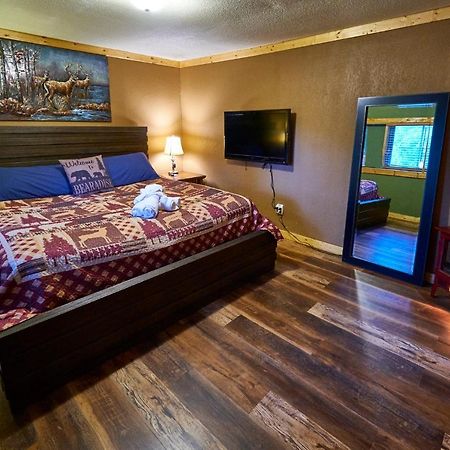 Steps From Downtown Pigeon Forge Parkway + Private Hottub And Firepit - Wifi - Firefly Bungalows Eksteriør bilde