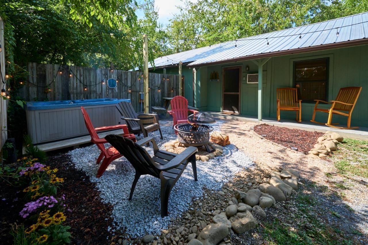 Steps From Downtown Pigeon Forge Parkway + Private Hottub And Firepit - Wifi - Firefly Bungalows Eksteriør bilde