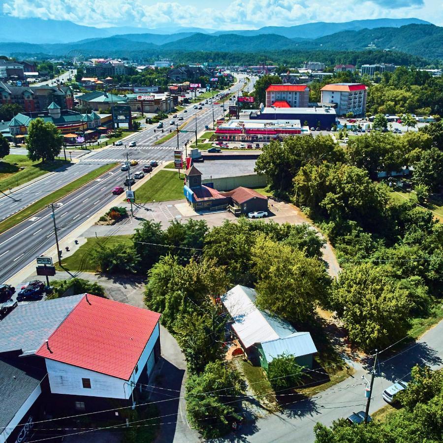 Steps From Downtown Pigeon Forge Parkway + Private Hottub And Firepit - Wifi - Firefly Bungalows Eksteriør bilde