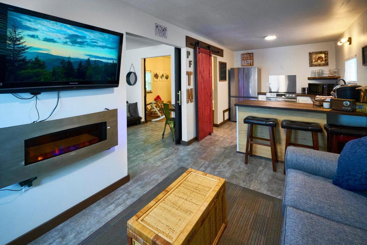 Steps From Downtown Pigeon Forge Parkway + Private Hottub And Firepit - Wifi - Firefly Bungalows Eksteriør bilde