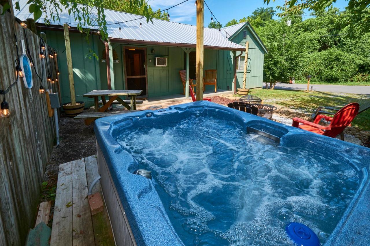 Steps From Downtown Pigeon Forge Parkway + Private Hottub And Firepit - Wifi - Firefly Bungalows Eksteriør bilde