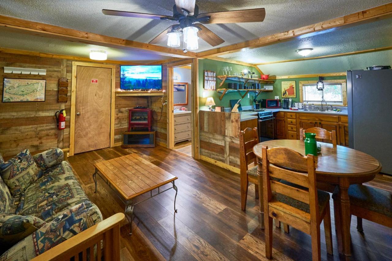 Steps From Downtown Pigeon Forge Parkway + Private Hottub And Firepit - Wifi - Firefly Bungalows Eksteriør bilde