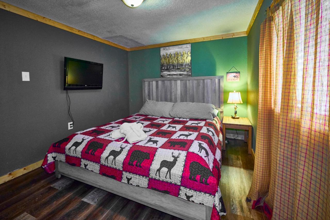 Steps From Downtown Pigeon Forge Parkway + Private Hottub And Firepit - Wifi - Firefly Bungalows Eksteriør bilde