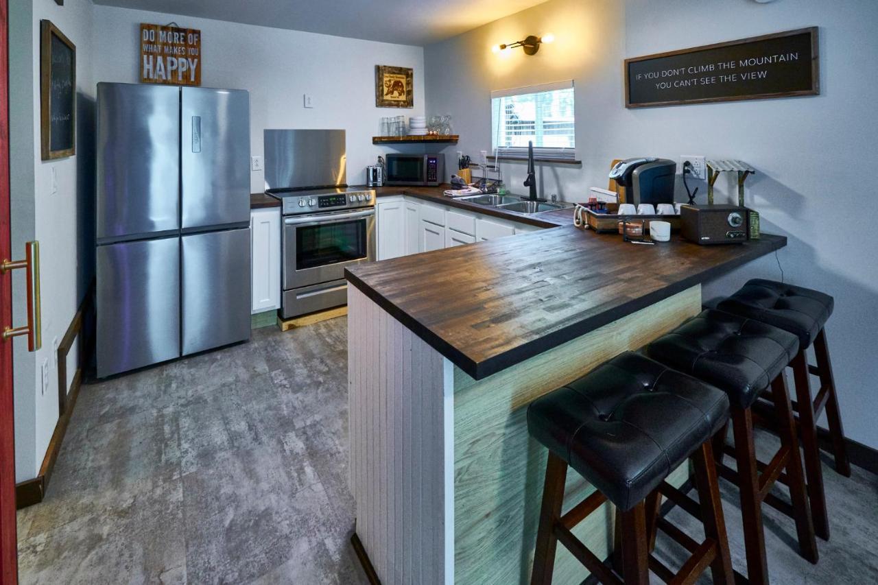 Steps From Downtown Pigeon Forge Parkway + Private Hottub And Firepit - Wifi - Firefly Bungalows Eksteriør bilde