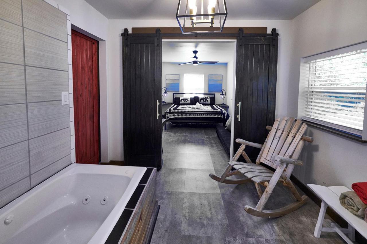 Steps From Downtown Pigeon Forge Parkway + Private Hottub And Firepit - Wifi - Firefly Bungalows Eksteriør bilde