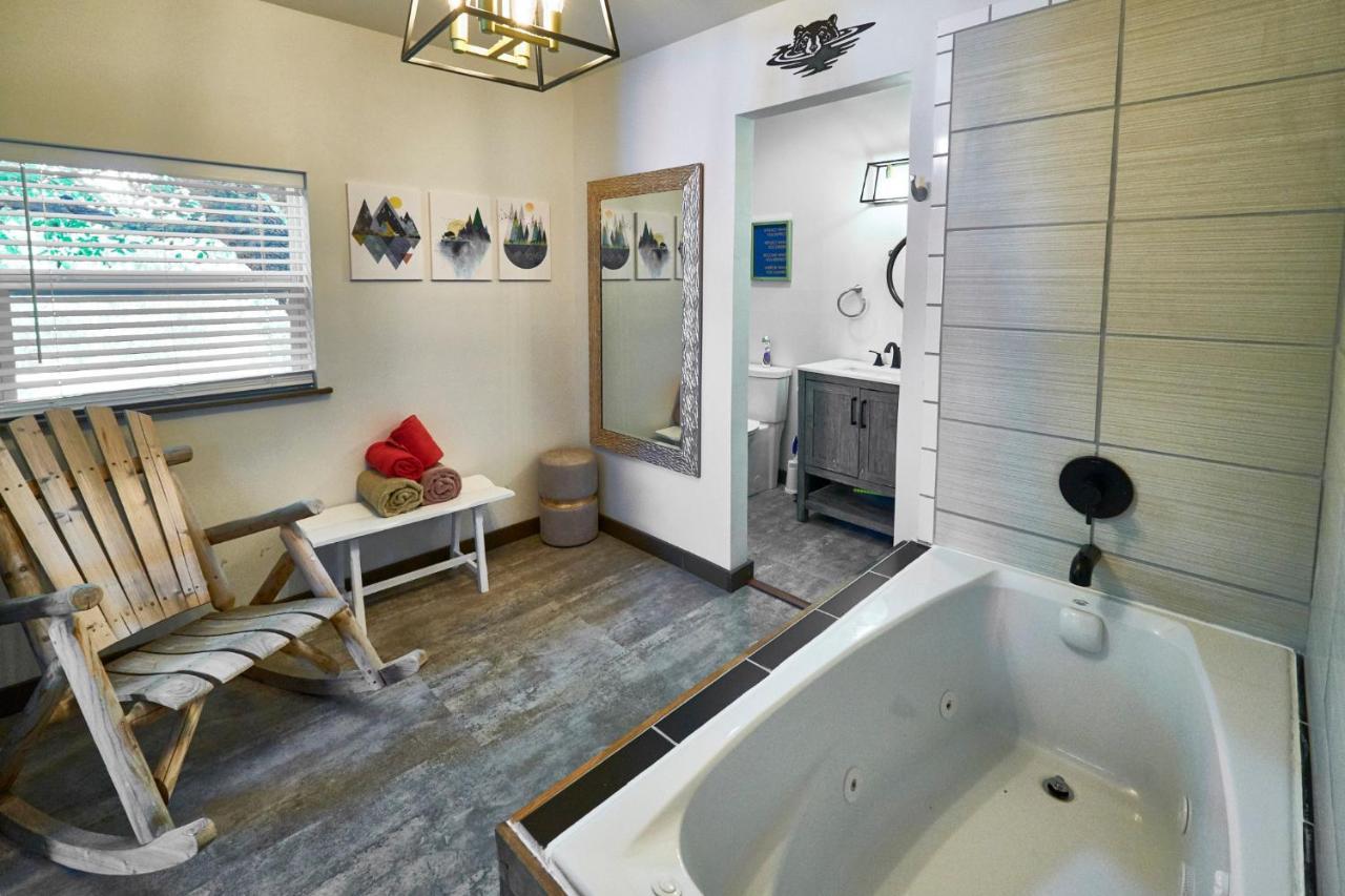 Steps From Downtown Pigeon Forge Parkway + Private Hottub And Firepit - Wifi - Firefly Bungalows Eksteriør bilde
