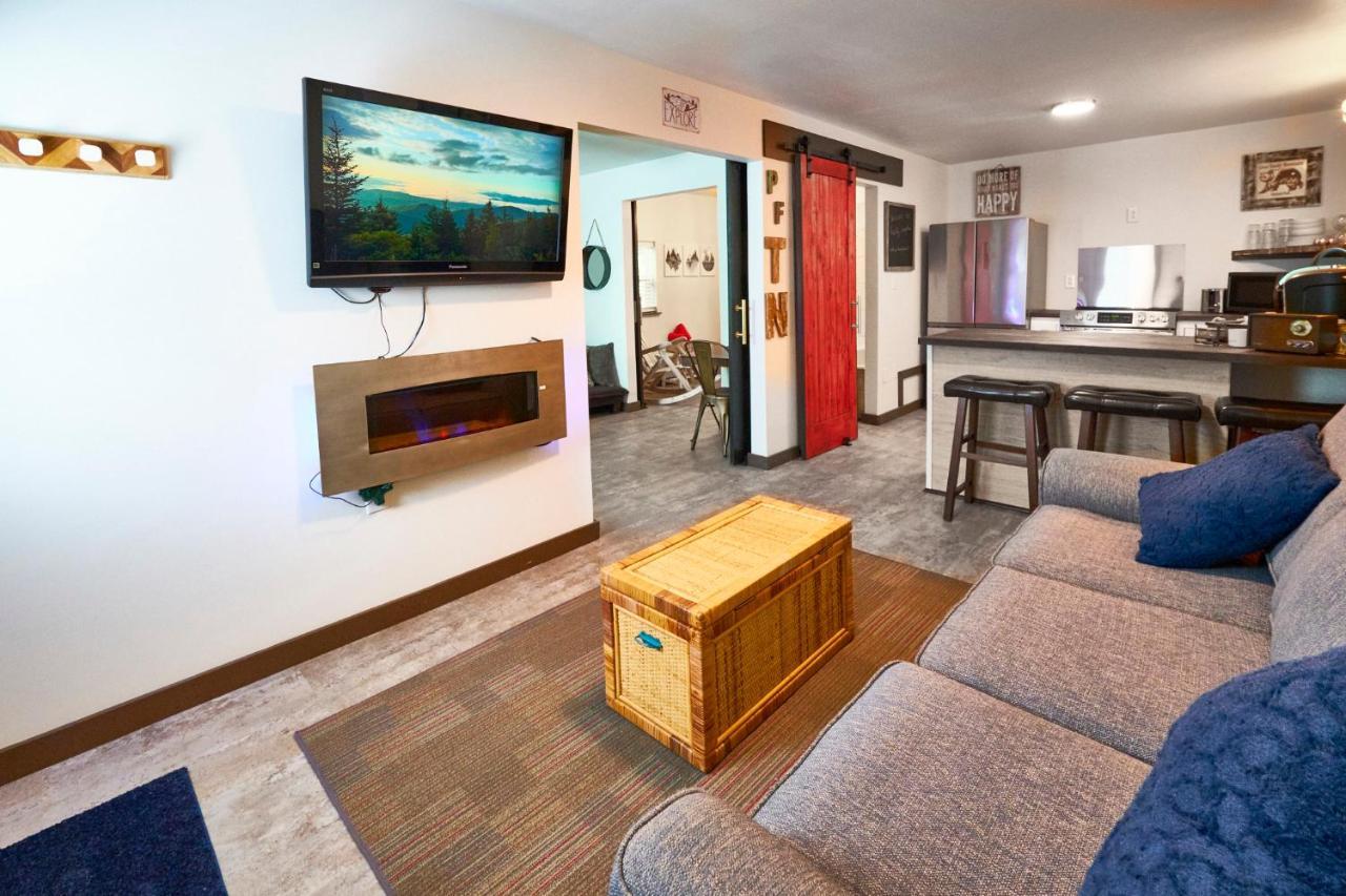 Steps From Downtown Pigeon Forge Parkway + Private Hottub And Firepit - Wifi - Firefly Bungalows Eksteriør bilde