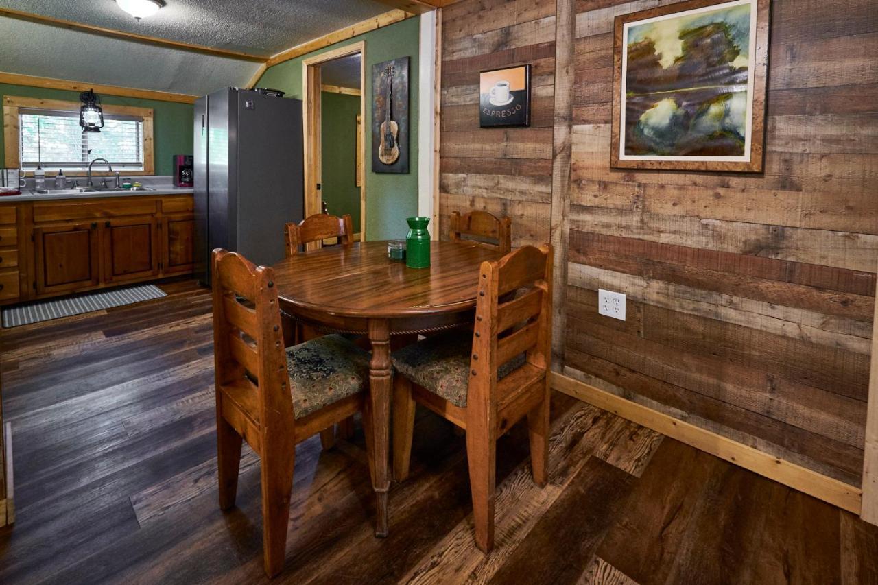 Steps From Downtown Pigeon Forge Parkway + Private Hottub And Firepit - Wifi - Firefly Bungalows Eksteriør bilde