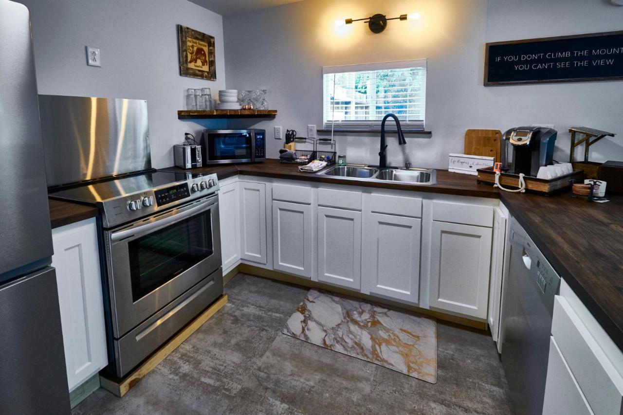 Steps From Downtown Pigeon Forge Parkway + Private Hottub And Firepit - Wifi - Firefly Bungalows Eksteriør bilde