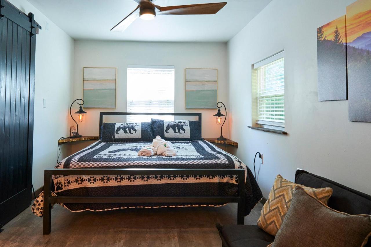 Steps From Downtown Pigeon Forge Parkway + Private Hottub And Firepit - Wifi - Firefly Bungalows Eksteriør bilde