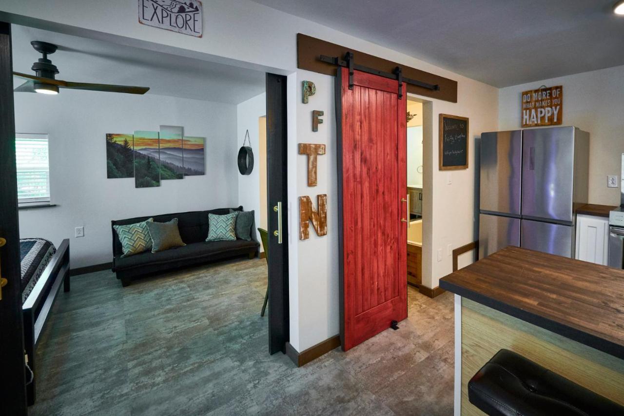 Steps From Downtown Pigeon Forge Parkway + Private Hottub And Firepit - Wifi - Firefly Bungalows Eksteriør bilde