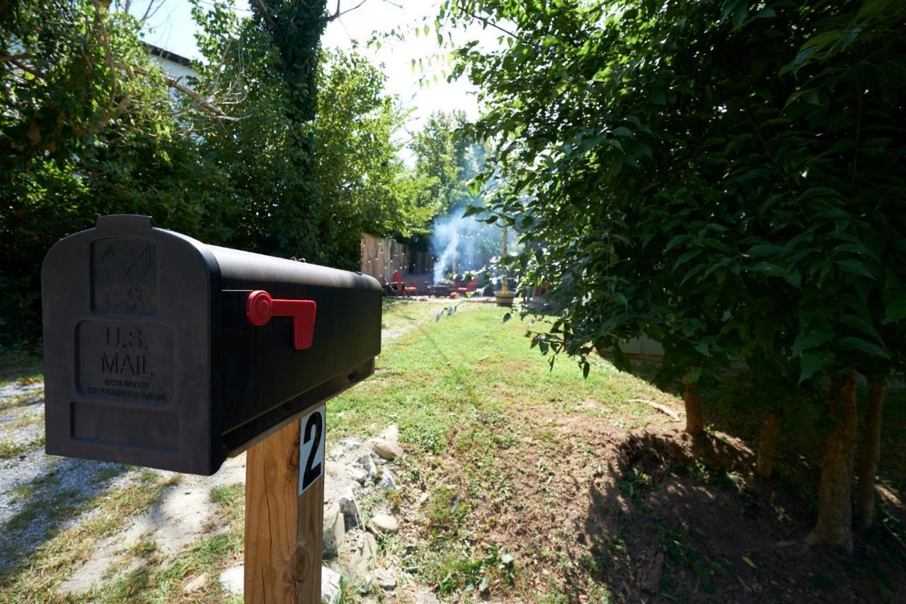 Steps From Downtown Pigeon Forge Parkway + Private Hottub And Firepit - Wifi - Firefly Bungalows Eksteriør bilde