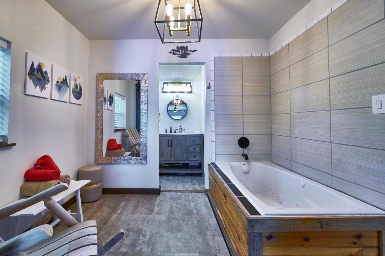 Steps From Downtown Pigeon Forge Parkway + Private Hottub And Firepit - Wifi - Firefly Bungalows Eksteriør bilde