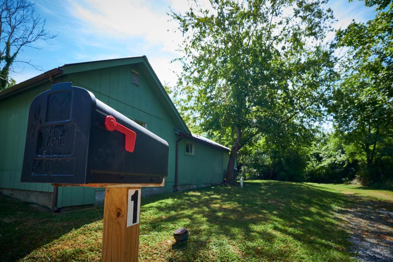 Steps From Downtown Pigeon Forge Parkway + Private Hottub And Firepit - Wifi - Firefly Bungalows Eksteriør bilde
