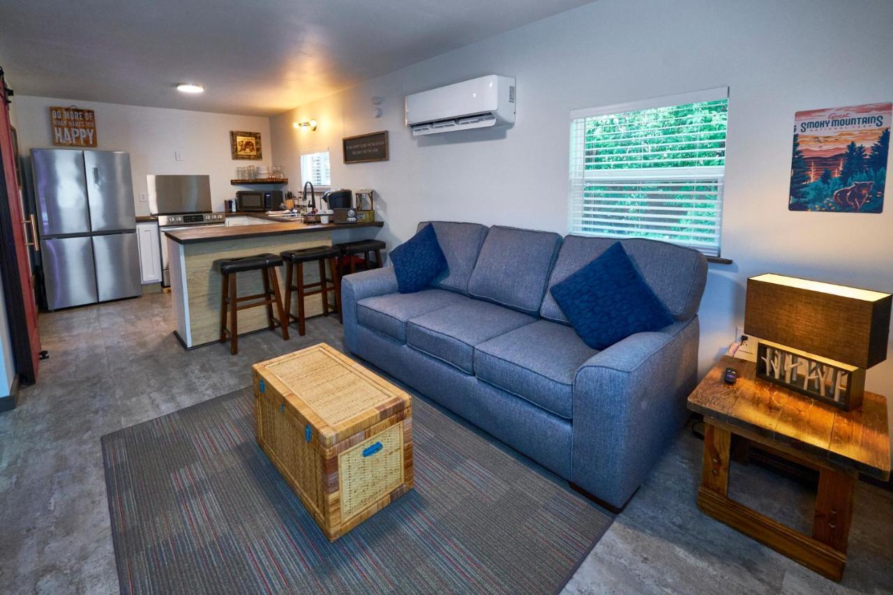 Steps From Downtown Pigeon Forge Parkway + Private Hottub And Firepit - Wifi - Firefly Bungalows Eksteriør bilde