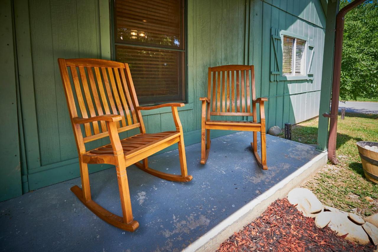 Steps From Downtown Pigeon Forge Parkway + Private Hottub And Firepit - Wifi - Firefly Bungalows Eksteriør bilde
