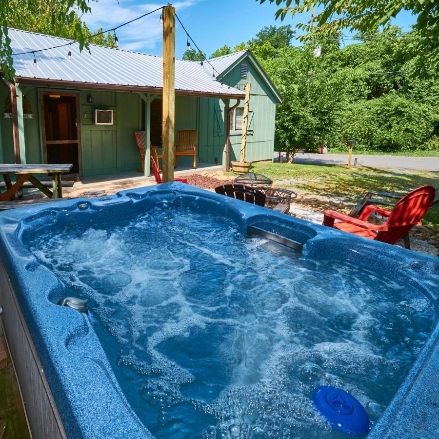 Steps From Downtown Pigeon Forge Parkway + Private Hottub And Firepit - Wifi - Firefly Bungalows Eksteriør bilde