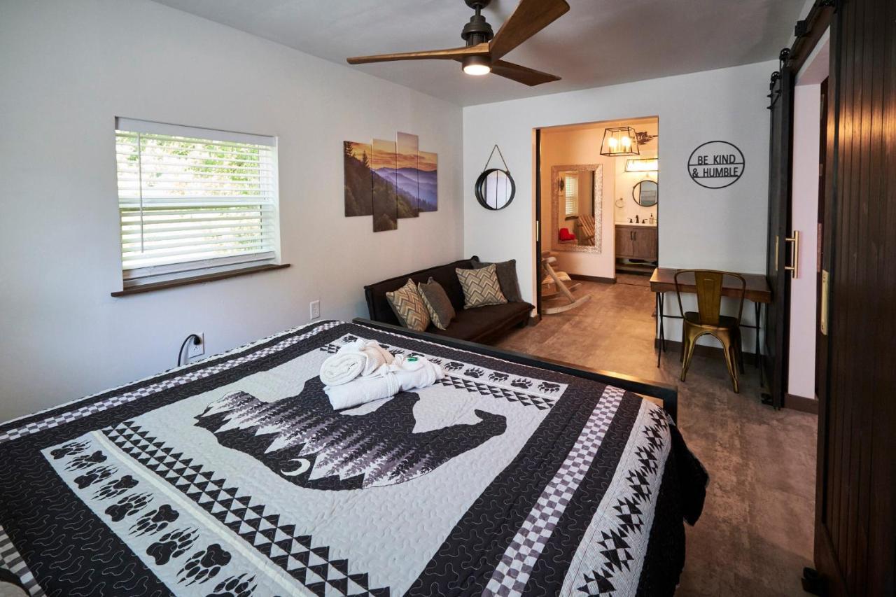 Steps From Downtown Pigeon Forge Parkway + Private Hottub And Firepit - Wifi - Firefly Bungalows Eksteriør bilde