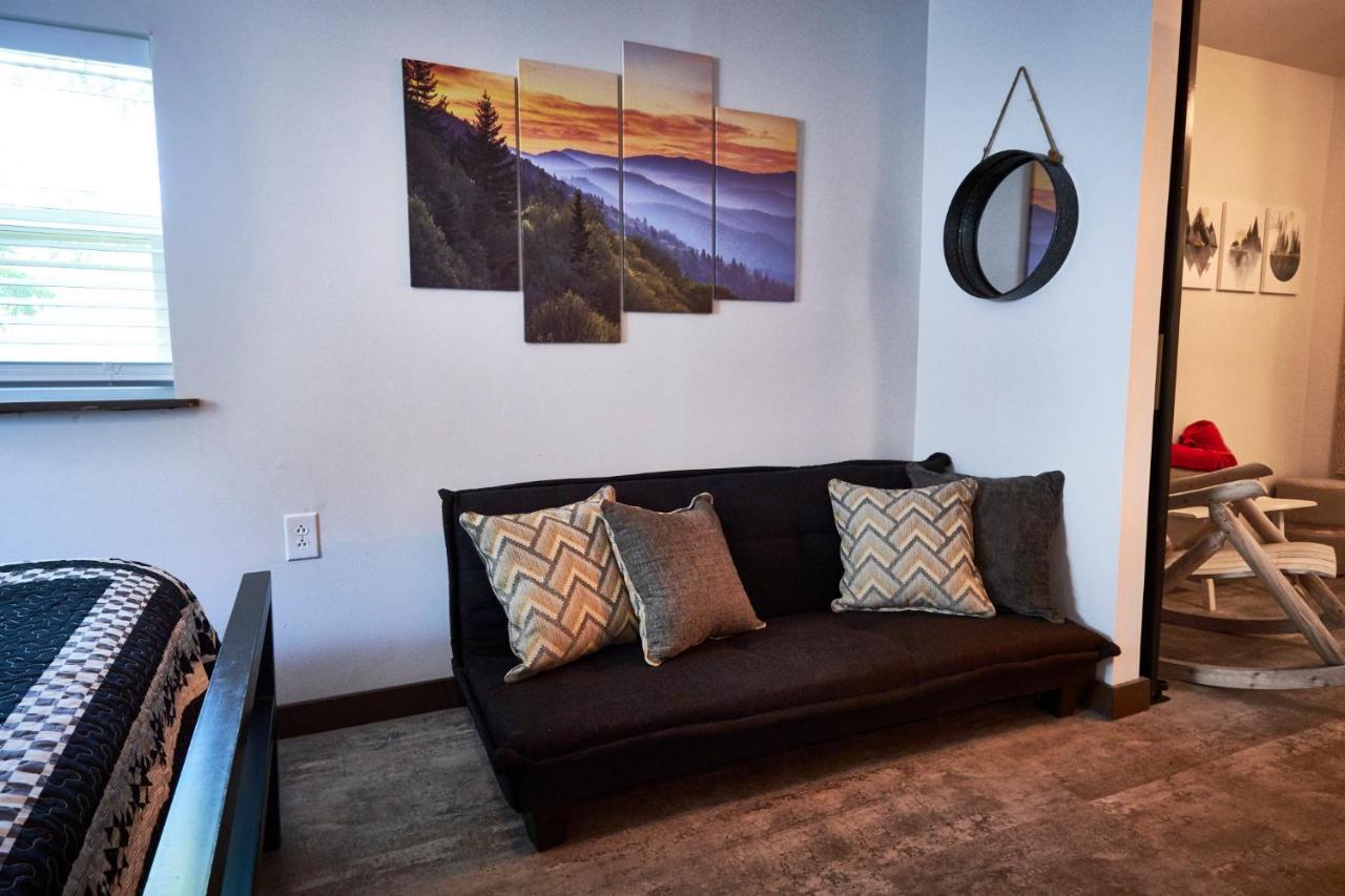 Steps From Downtown Pigeon Forge Parkway + Private Hottub And Firepit - Wifi - Firefly Bungalows Eksteriør bilde