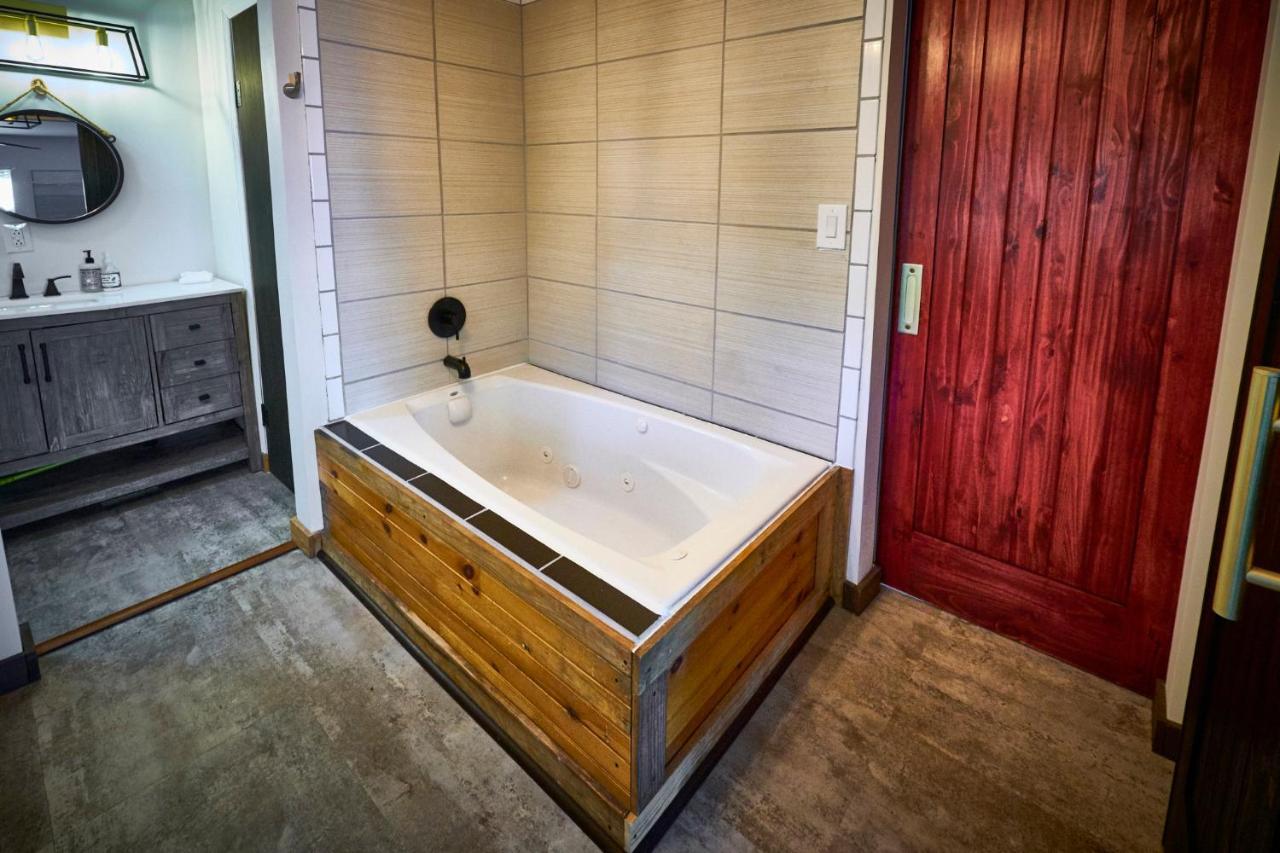 Steps From Downtown Pigeon Forge Parkway + Private Hottub And Firepit - Wifi - Firefly Bungalows Eksteriør bilde