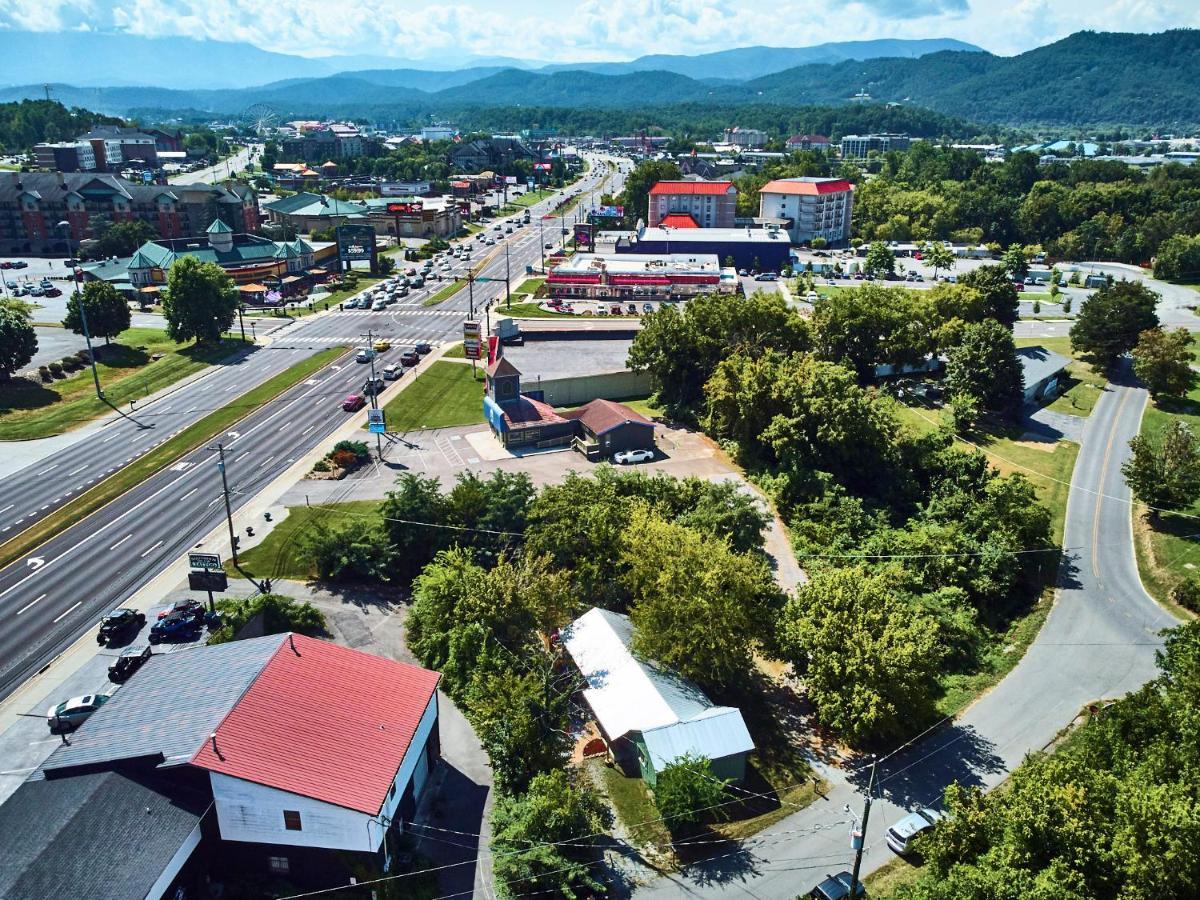 Steps From Downtown Pigeon Forge Parkway + Private Hottub And Firepit - Wifi - Firefly Bungalows Eksteriør bilde