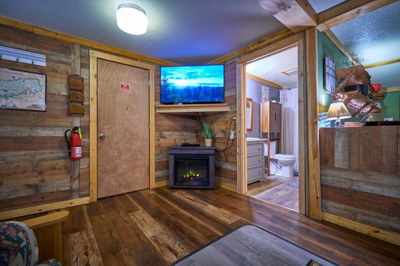Steps From Downtown Pigeon Forge Parkway + Private Hottub And Firepit - Wifi - Firefly Bungalows Eksteriør bilde