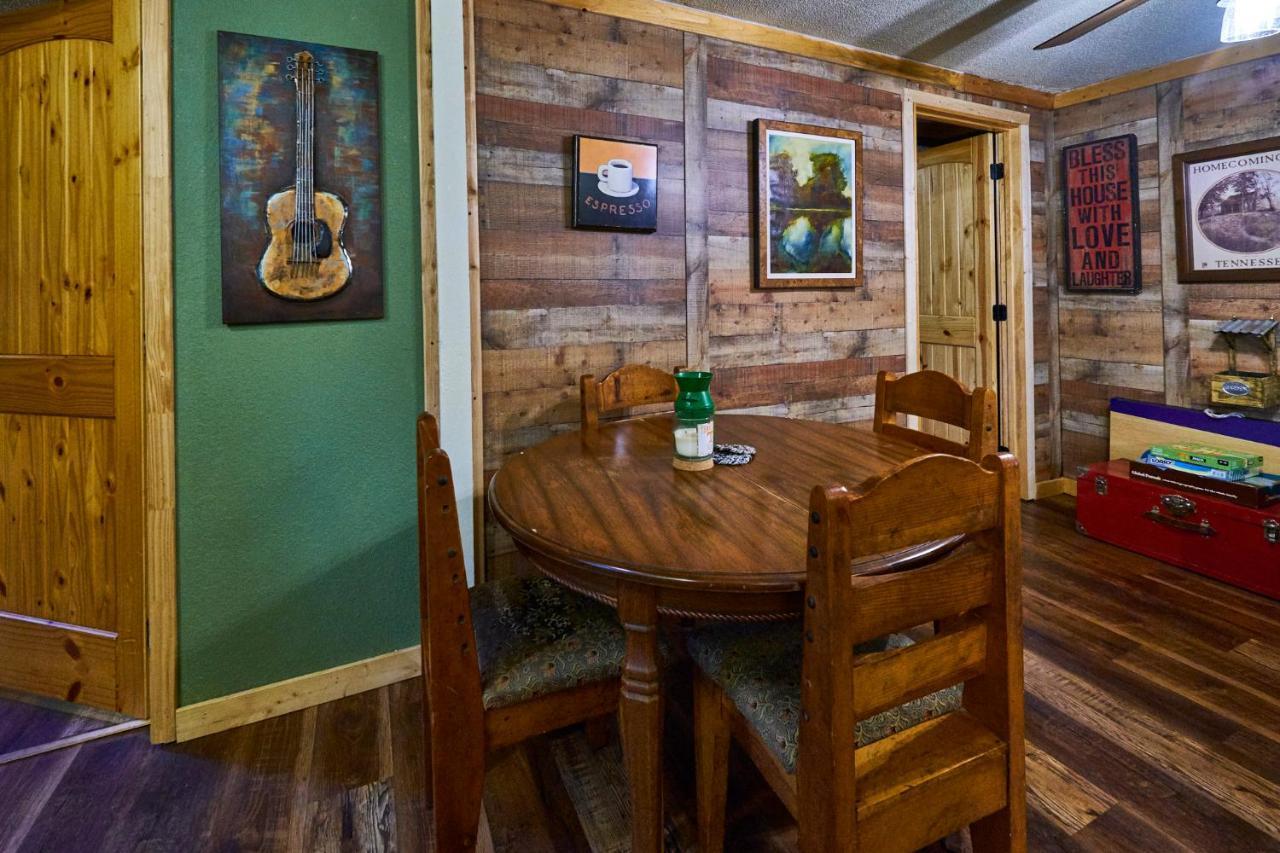 Steps From Downtown Pigeon Forge Parkway + Private Hottub And Firepit - Wifi - Firefly Bungalows Eksteriør bilde