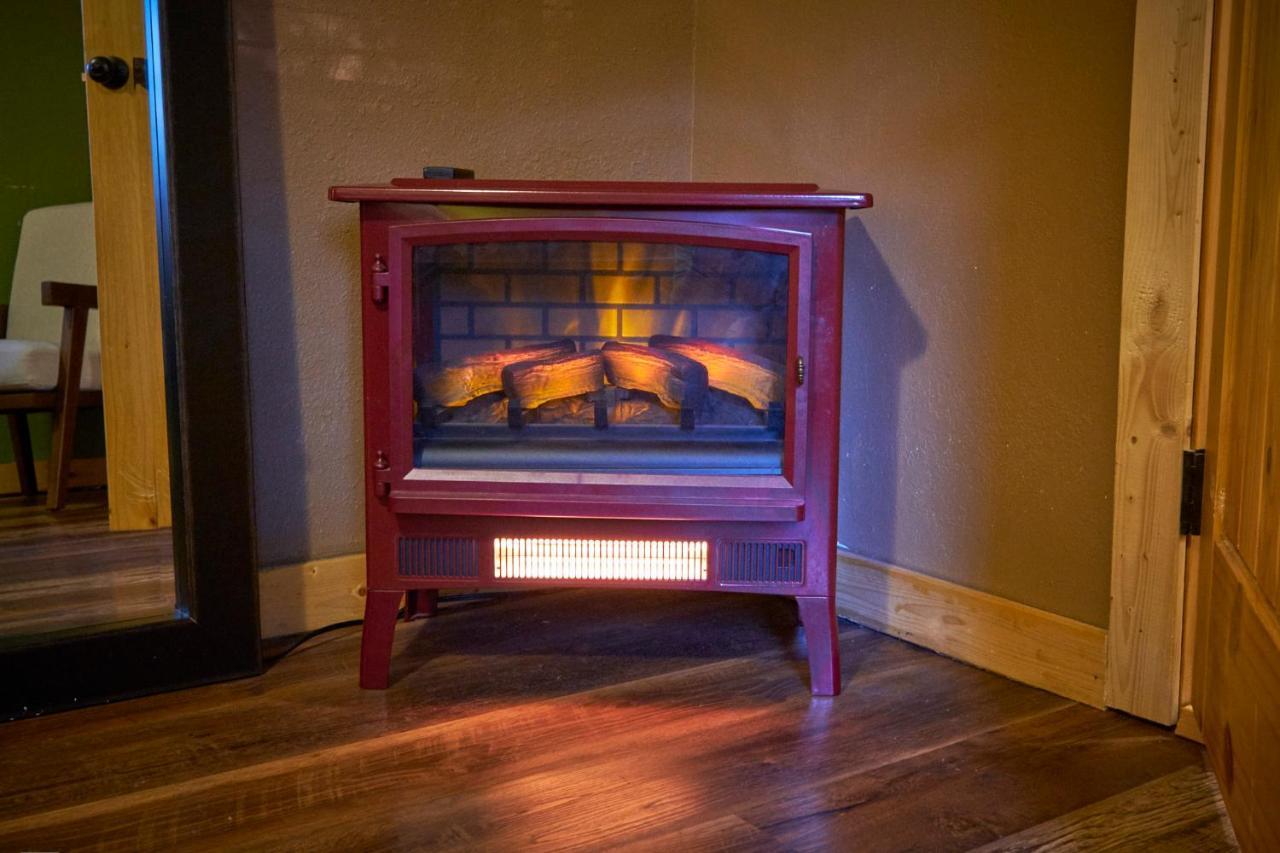 Steps From Downtown Pigeon Forge Parkway + Private Hottub And Firepit - Wifi - Firefly Bungalows Eksteriør bilde