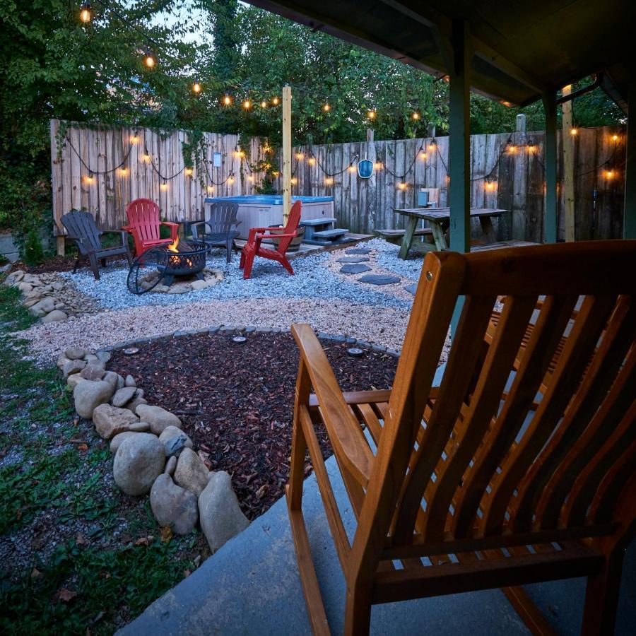 Steps From Downtown Pigeon Forge Parkway + Private Hottub And Firepit - Wifi - Firefly Bungalows Eksteriør bilde
