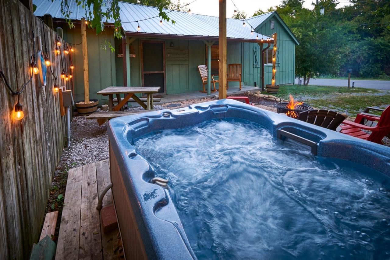 Steps From Downtown Pigeon Forge Parkway + Private Hottub And Firepit - Wifi - Firefly Bungalows Eksteriør bilde