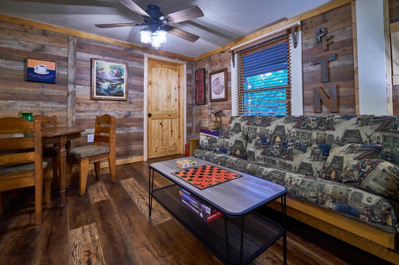 Steps From Downtown Pigeon Forge Parkway + Private Hottub And Firepit - Wifi - Firefly Bungalows Eksteriør bilde