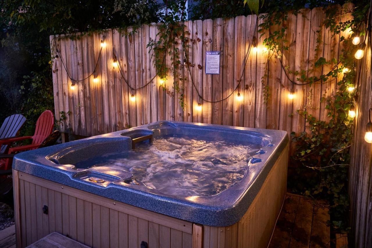 Steps From Downtown Pigeon Forge Parkway + Private Hottub And Firepit - Wifi - Firefly Bungalows Eksteriør bilde